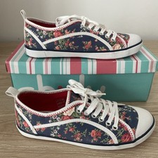  Moshulu Lace-Up Canvas Shoes