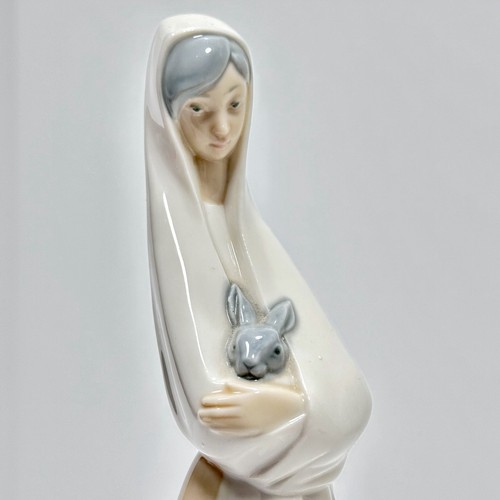 Nao lladro lady - by,