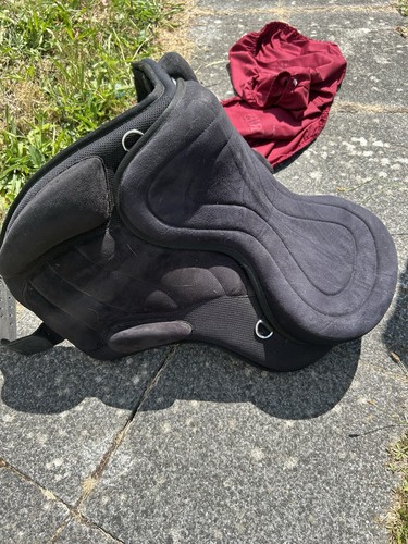 Black treeless saddle - saddle, w/