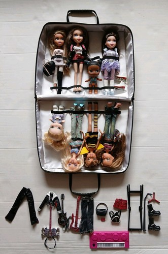 Bratz bundle - bratz, clothes