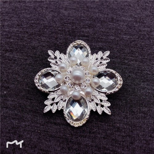 Stunning silver tone crystal