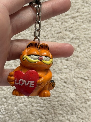 Vintage garfield holding heart - garfield,