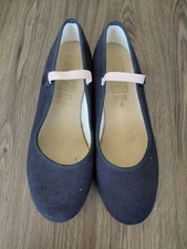 Katz low heel canvas character shoes size 4 in good condition