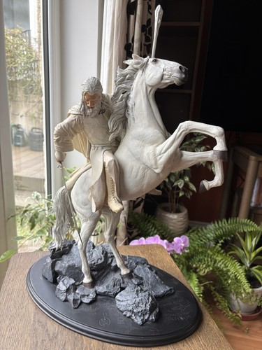 Weta sideshow gandalf with - sideshow,