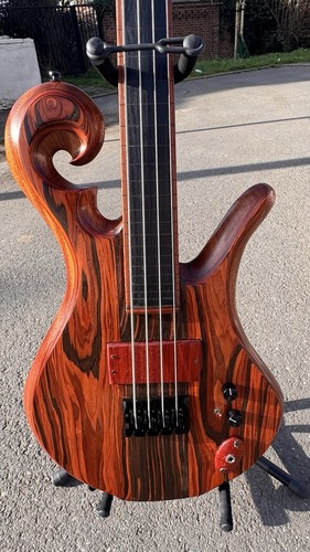 Handmade bass guitar - ,