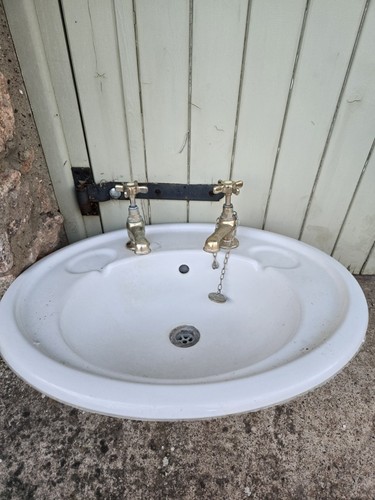Circular sink with taps - circular,