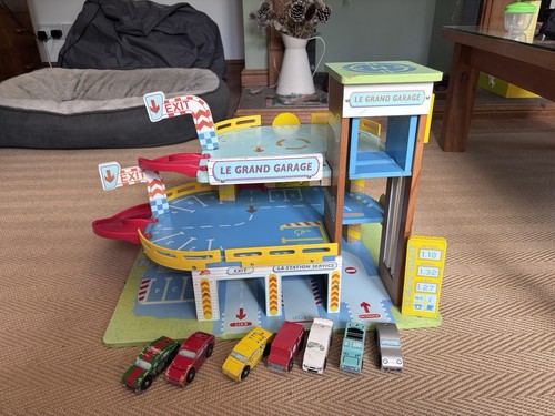 Toy van le - le,
