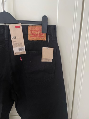Bnwt levis black straight - straight, leg