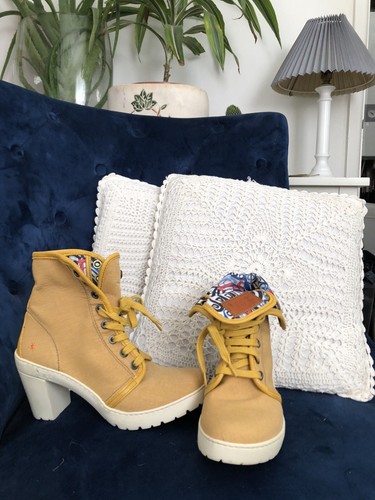 New non worn art company - art, shoes