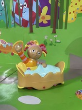 In The Night Garden Upsy Daisy Bed Roll Along Toy 2007 Ragdoll Hasbro *Rare*