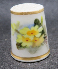 ANTIQUE ROYAL WORCESTER HAND PAINTED THIMBLE CIR.1910 - YELLOW FLOWERS